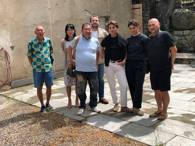 醸造所を背にピネリさん一家と